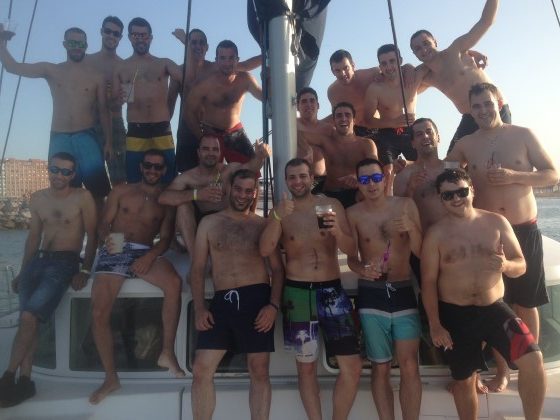 fiesta en barco en catamarán en Gijón
